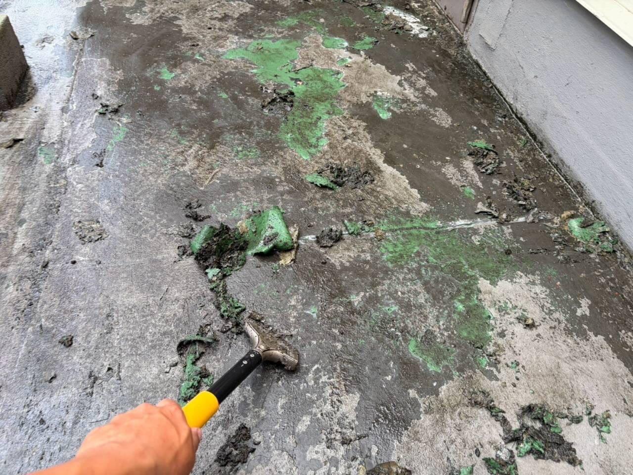 2スクレーパーで既存のボロボロになってしまった防水層をケレンしていきます。施工日もあまり天候が良くなく、府日を改めることになりました。