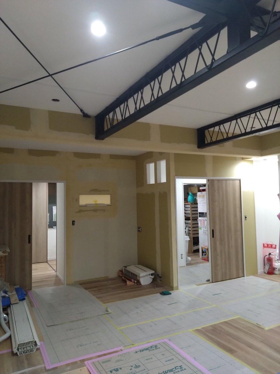 -下地パテ打ち状況。クロス職人でクロス張り前にパテを打ちを行います