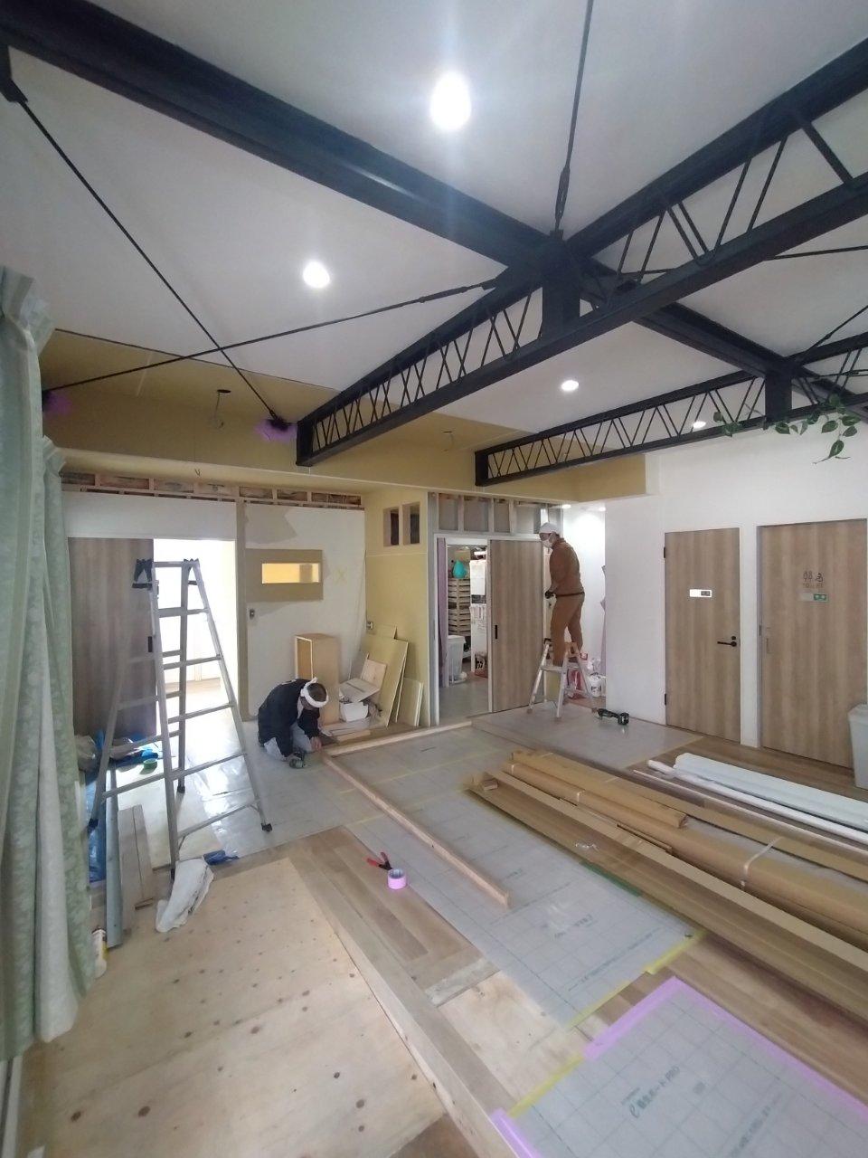 4　大工下地作成状況。むき出しになっていた正面からみて横に流れている鉄骨梁をクロスが貼れるように造作しました。長手に伸びている張りは色を合わせ艶消しブラックにて塗装を行い統一感を損なわないデザインで進めていきます。