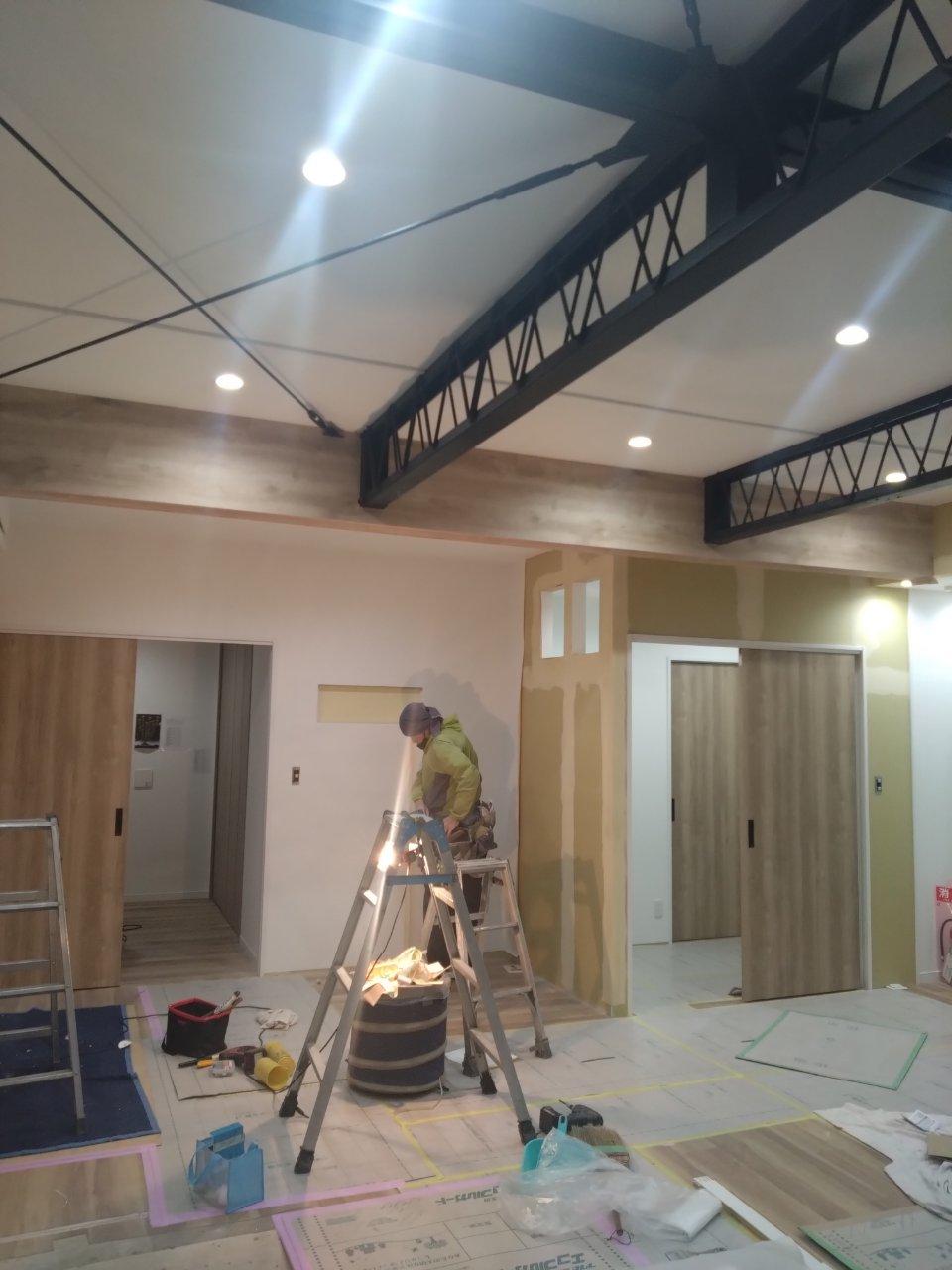 7　天井、梁クロス　貼り込み完了。天井クロスが完了した段階でダウンライトを先行して取り付けました。梁型には明るいウッドクロスを巻き、アクセントかつ暗くならないサンゲツのクロスを採用しました。