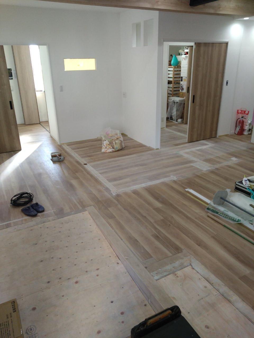 8　壁クロス張り完了。床の色が白くなっている部分、こちらがもともと壁があり個室になっていた空間です。正面壁の向こう側は事務員さんが利用する事務室となっています。事務室から利用者様の状況、安全確認もできるようクリア開口を新しく設けました。