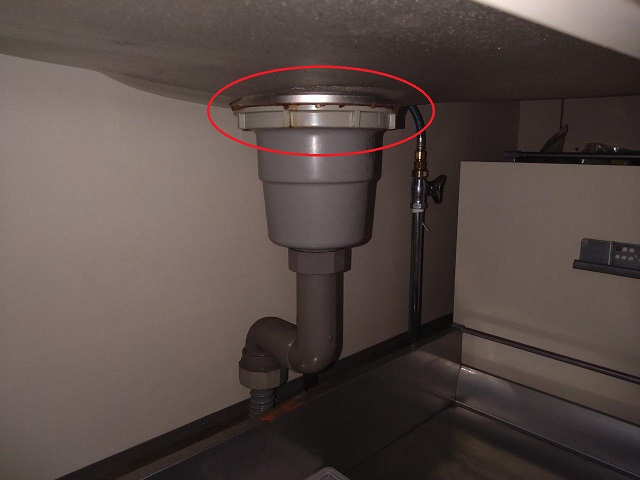 キッチンの排水トラップからの水漏れ修理