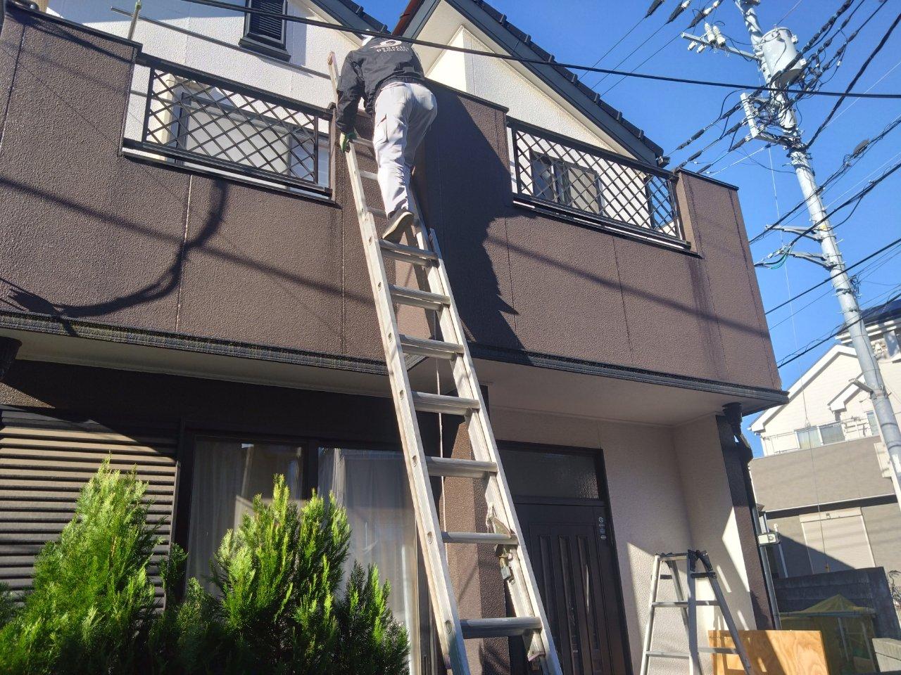 雨漏れにてバルコニーの防水修繕工事進行中①