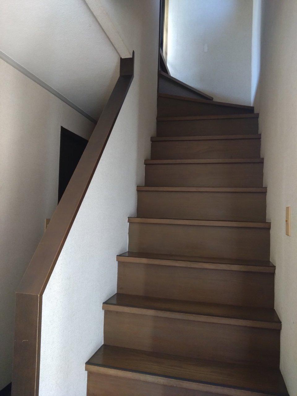 手摺のない階段へ新規に手摺を設置工事①