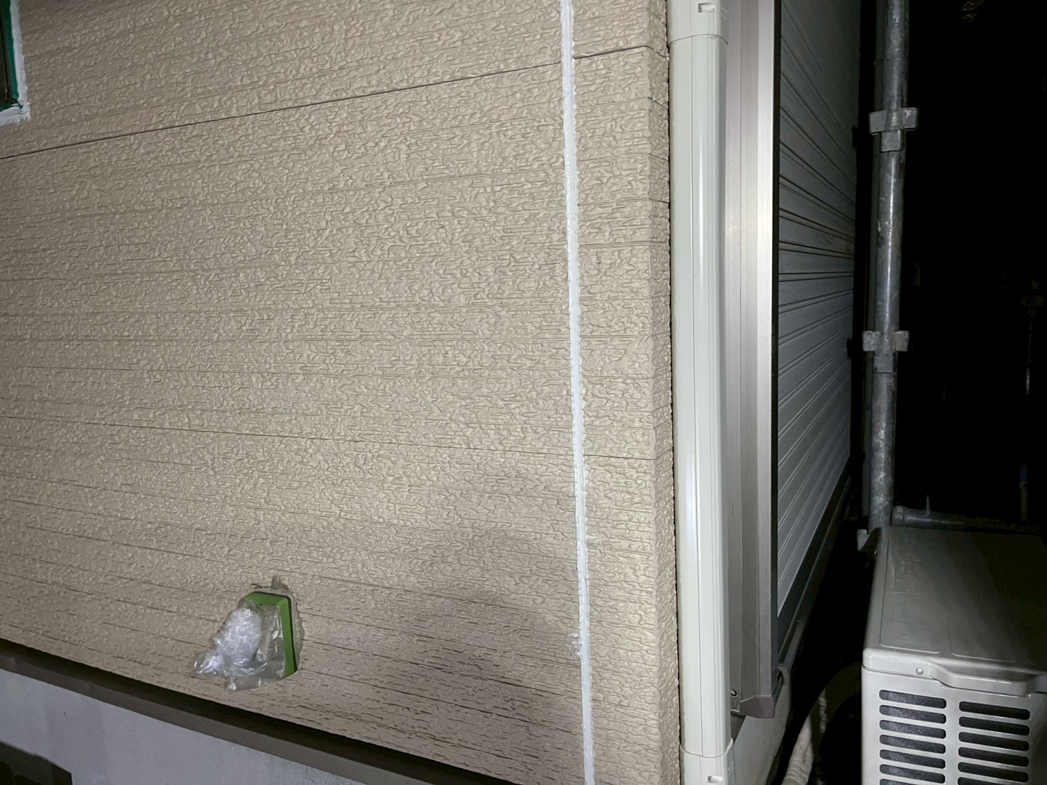 外壁屋根塗装　進行中（外壁目地）