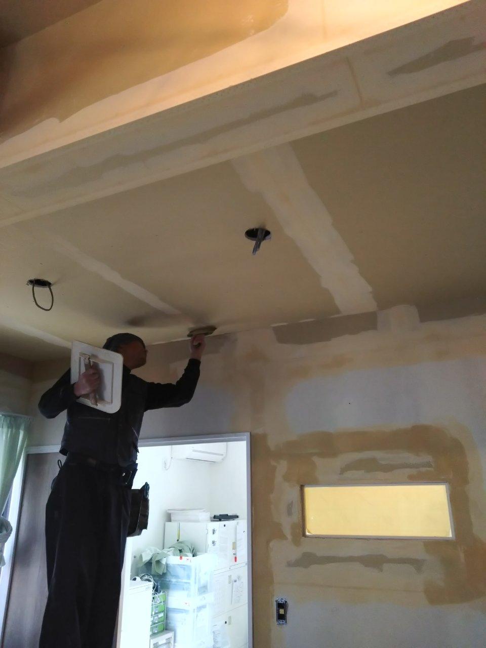 介護サービスメインルーム（天井のパテ打ち）進行中