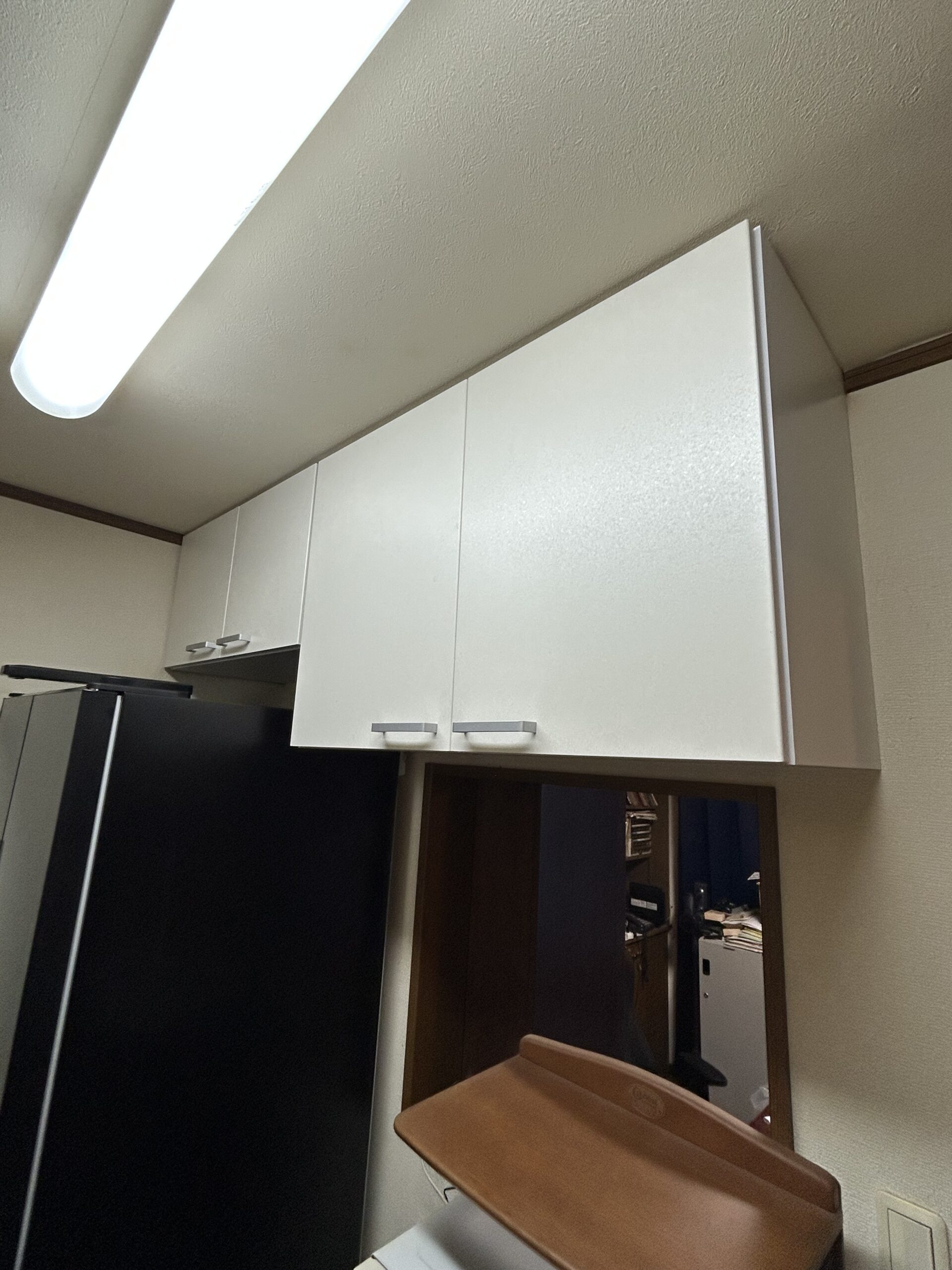 新しい冷蔵庫が吊棚に当たる、、吊戸棚を交換します。