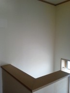 日焼けした階段の壁紙張替え サンゲツリザーブ 船橋市 船橋市 市川市のリフォームならコモドホーム