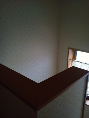 日焼けした階段の壁紙張替え サンゲツリザーブ 船橋市 船橋市 市川市のリフォームならコモドホーム