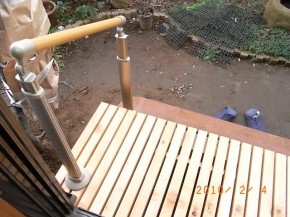 庭に出る時のぬれ縁と地面の間に踏み台を造作 屋外手すりも併設 市川市 船橋市 市川市のリフォームならコモドホーム